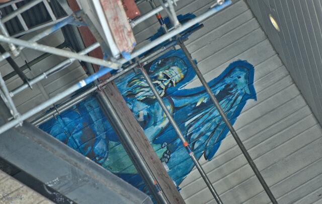 1. Maltag
Diesen Bildausschnitt habe ich als erstes gesehen, als ich am Seidenweberhaus ankam. Spontan dachte ich an Poseidon, den griechischen Gott des Meeres...
#streetart #streetarphotography #art #streetartartist #graffit #graffitiphotogrphy #mural #stadtmarketing #krefelderperspektivwechsel #seidenweberhaus #fabiomariafedele #samarablue #samarabluephotoart #samarablueurbexart #dowhatyoulove #urbanart #urbanartphotography | Foto: Samara Blue