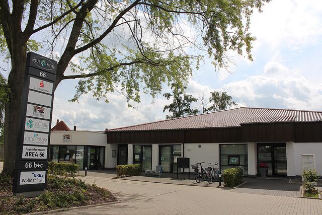 Foto © Jürgen Thoms -  Eingang UKBS -Projekt  „Neue Mitte Ardey“.  Es ist   ein generationsübergreifender Treffpunkt. Dazu  gehört  die  Arztpraxis Dr.  Huth, ein Apothekendienst, ein ambulanter Pflegedienst, ein Versammlungsraum sowie der  Jugendtreffpunkt „Area 66“ der ev. Kirchengemeinde, ein Geldautomat und natürlich das Dorfcafé „Buntes Sofa“. Das besondere an dem Dorfcafé ist, dass hier alle Angebote, vom Service bis zu kulturellen Veranstaltungen, von Ehrenamtlichen getragen werden -  organisiert vom Förderverein Dorfgemeinschaft Ardey e.V. 
