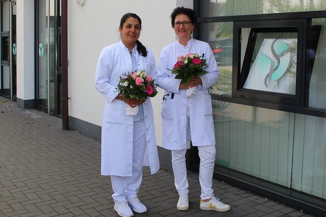 Foto © Jürgen Thoms – Blumen gab es von  UKBS Geschäftsführer Matthias  Fischer für die Ärztinnen Frau  Gamze Yörük und  Frau Dr. med. Elisavet Athanasiou-Weier 
