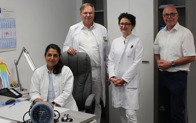Foto © Jürgen Thoms  - Aus der Serie: Verstärkung der Praxis für Allgemeinmedizin:  Dr. Huth „Neue Mitte Ardey“ -  Ärztin für Allgemeinmedizin Gamze Yörük,  Dr. med. Thomas Huth, Fachärztin für Allgemeinmedizin  Frau Dr. med. Elisavet Athanasiou-Weier und  Geschäftsführer Matthias Fischer  von der   Unnaer Kreis-Bau- und Siedlungsgesellschaft 