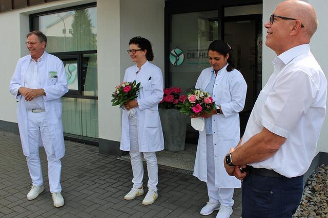 Foto © Jürgen Thoms – Das  Pressegespräch am Eingang zur Praxis:   Dr. med. Thomas Huth,  Fachärztin für Allgemeinmedizin  Frau Dr. med. Elisavet Athanasiou-Weier. Ärztin für Allgemeinmedizin Frau  Gamze Yörük, Fachärztin für Allgemeinmedizin  Frau Dr. med. Elisavet Athanasiou-Weier und  Geschäftsführer Matthias Fischer  von der   Unnaer Kreis-Bau- und Siedlungsgesellschaft
