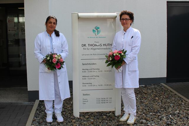 Foto © Jürgen Thoms  - Aus der Serie: Verstärkung der Praxis für Allgemeinmedizin von Dr. med. Thomas Huth -  Ärztin für Allgemeinmedizin Frau Gamze Yörük, Fachärztin für Allgemeinmedizin  Frau Dr. med. Elisavet Athanasiou-Weier