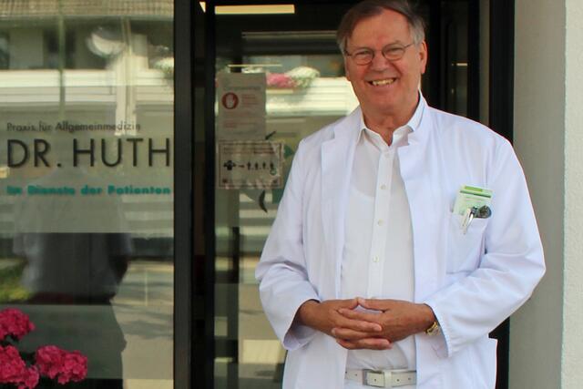 Foto © Jürgen Thoms - Die Freude über die Verstärkung  seiner Praxis konnte  man Dr. Thomas Huth anmerken 