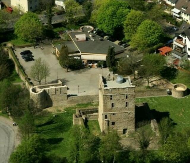 Bei der Führung werden unter anderem die baulichen Elemente der Burg gezeigt und beschrieben. | Foto: Dieter Bonnekamp 
