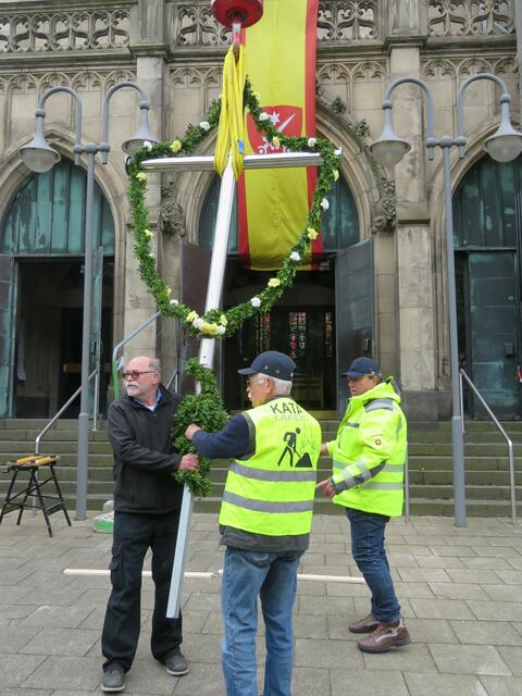 Das Kreuz wird hochgezogen | Foto: Umbehaue