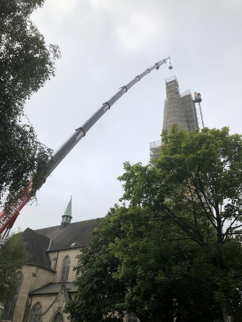 Erstes Teil der Sockel geht nach oben | Foto: Umbehaue