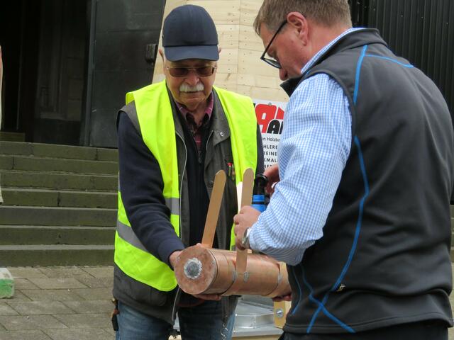 Die Zeitkapsel wird versiegelt | Foto: Umbehaue