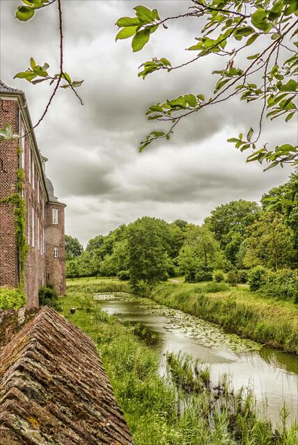 Wassergraben an der Westseite entlang des Schlosses Ringenberg