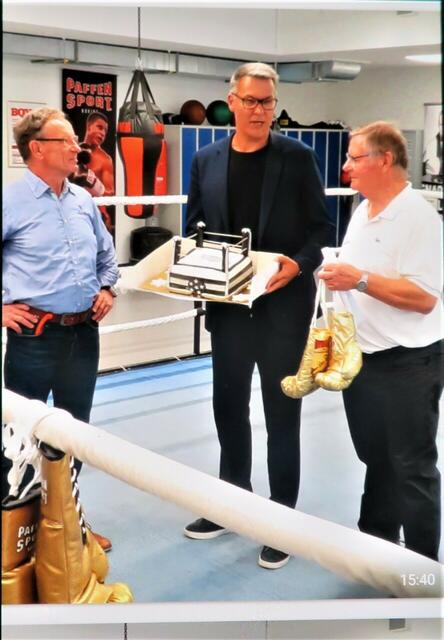 Mit einer Torte in Form eines Boxrings überraschte Oberbürgermeister Thomas Westphal die Boxer.