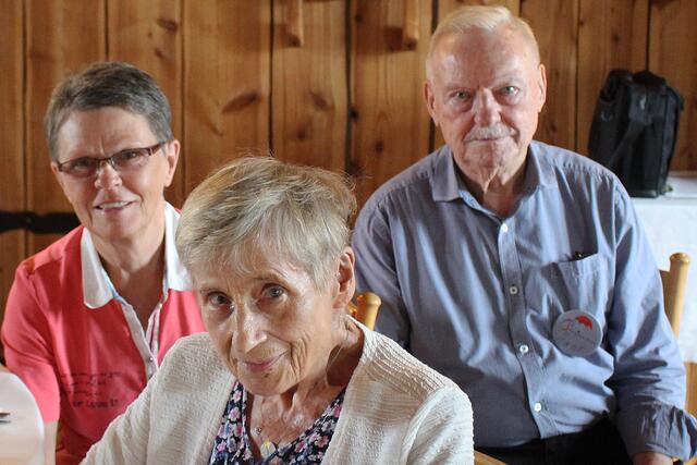 Foto  © Jürgen Thoms - Sommerfest 2021 des Parkinson Forums Unna e.V. im Landhaus Püttmann  - Vorsitzender Dr. Hans Wille, Ingrid Wille und Monika vom Sportcenter Milcke