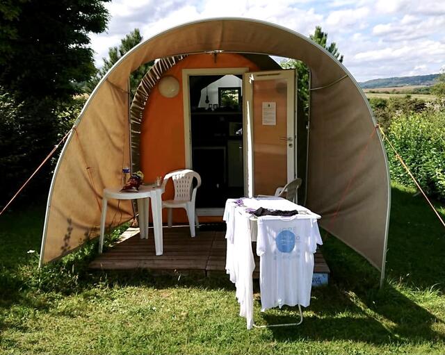 Jede Nacht schläft er woanders: Mal in einer Zelttonne auf dem Campingplatz...