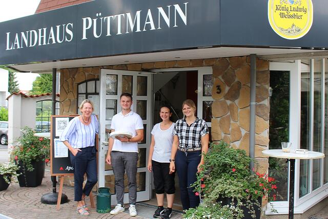 Foto  © Jürgen Thoms -  Landhaus Püttmann als Gastgeber richtig gewählt. Das Team  mit Chefin Cristel Püttmann hat dazu beigetragen, dass sich die Parkinsonmitglieder  hier wohlfühlten.
 