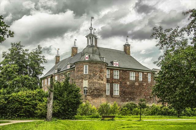 Süd-/Westansicht des Schlosses Ringenberg -
Die erste urkundliche Erwähnung "Burg Ringenberg" stammt aus dem Jahr 1229
