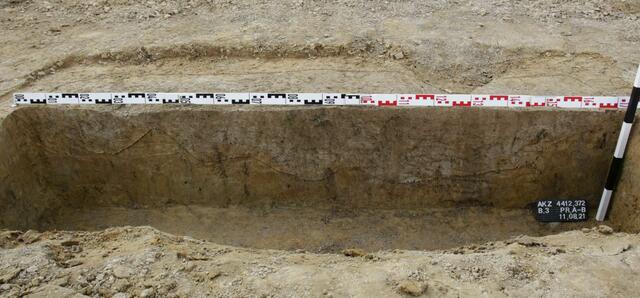 Eine Ausnahme: Eine noch relativ gut erhaltene, größere Siedlungsgrube im Profilanschnitt. Foto: LWL-Archäologie/F. Geldsetzer
