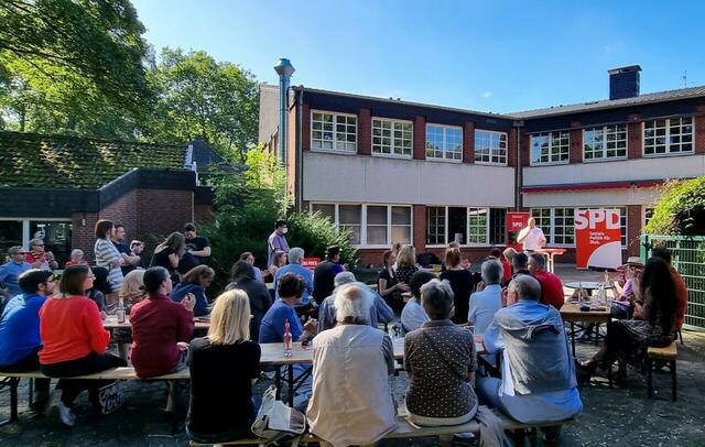 Wahlkampf in Pandemiezeiten: Bundestagskandidat Jens Peick (SPD) eröffnete jetzt im Westpark die heiße Phase des Wahlkampfes unter freiem Himmel im Biercafé West und stimmte seine Unterstützer für den Wahlkreis Dortmund I auf die kommenden Wochen ein.