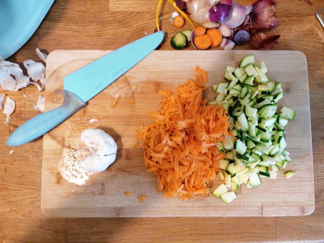Ich mag geriebene Karotten lieber als geschnittene. Zucchini und Knoblauch sind immer eine gute Kombination. Zwiebeln fehlen noch.