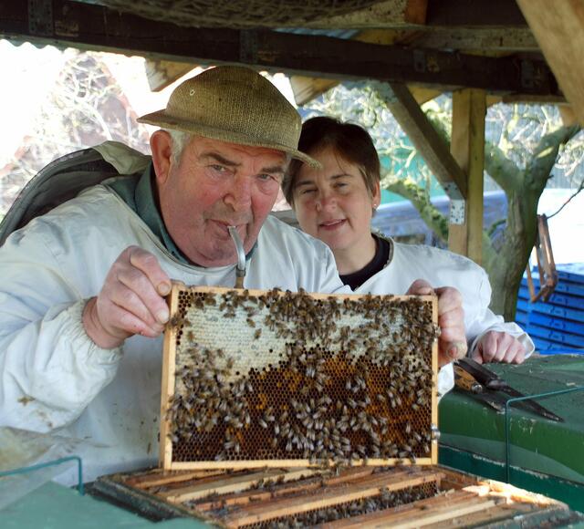 Imker Peter Rajewski bringt seiner Tochter alles bei, was er von seinem Vater und seinem Großvater über Bienen gelernt hat. Foto: Anja Jungvogel