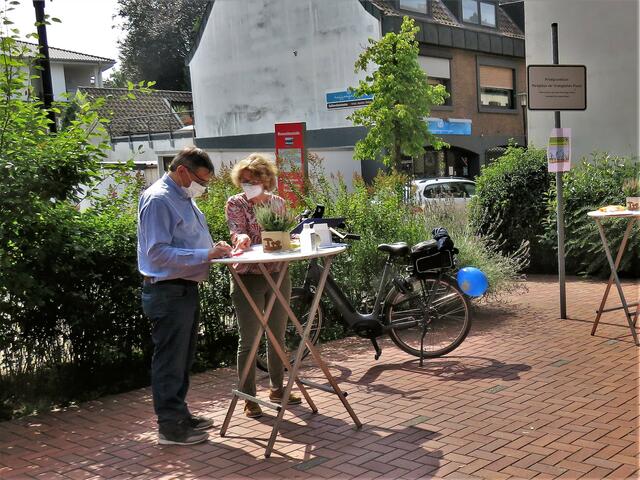 Anmelde und Fragebogenausgabe.