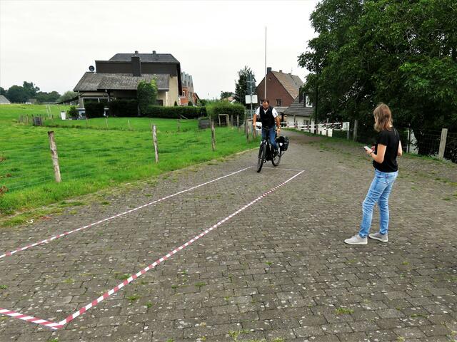 Nicht schnell, sondern so langsam wie möglich durch diesem Rechteck fahren ohne mit den Füß auf den Boden zu treten und nicht hinaus zu fahren. Das geht nur mit Geschick, versuchen aber bitte nicht im Straßenverkehr!