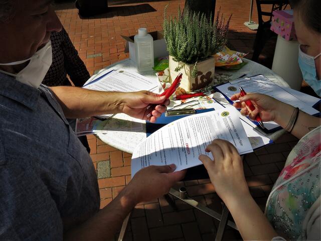 Kugelschreiber Tour / Fragebogen und eine Tüte Wegzehrung wurde gereicht !