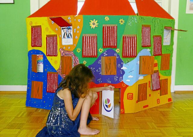 Mit der Gottesdienst-Stafette wandert ein großes buntes Haus aus Pappe durch die neun beteiligten Kirchengemeinden – jede der zwanzig Kindertagesstätten findet dort seinen Raum.
Essen, 19. August 2021