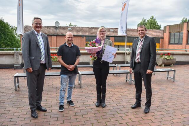 Gratulation für die beste Auszubildende: von links Innungsgeschäftsführer Joachim Susewind, Inhaber des Ausbildungsbetriebs Frank Reinicke, Prüfungsbeste Maler- und Lackiererin Alexandra Wenisch und Obermeister Matthias Behr.