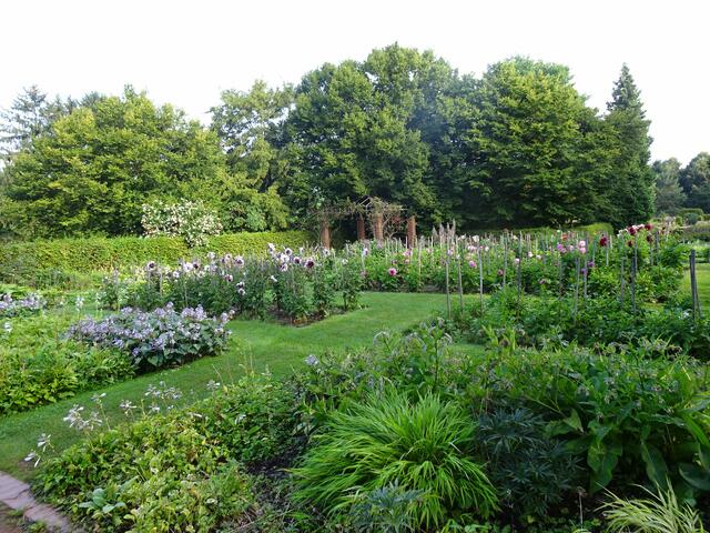 Ein herrlicher Dahlien Garten ist das Herzstück des Parks.