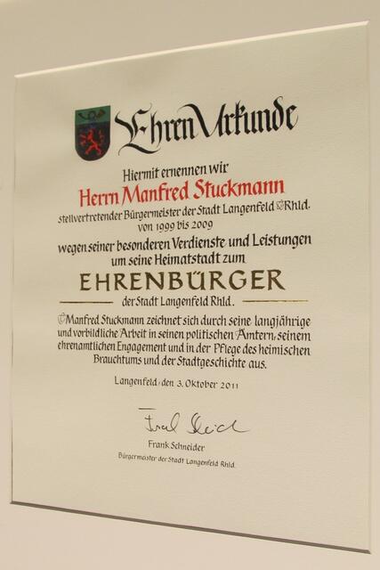 Ehrenurkunde Ehrenbürger Manfred Stuckmann 03.10.2011