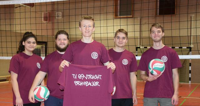 Max Burbaum (Mitte) mit einigen Volleyballer*innen der Mittwochsgruppe