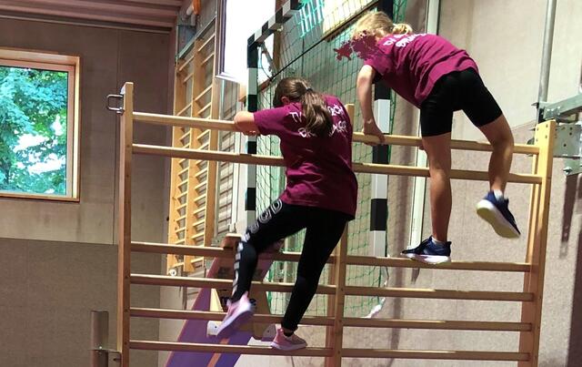 Da es sonst in der Halle zu voll würde und eine optimale Förderung nicht möglich wäre, gibt es bei den Mädchen im Moment einen Aufnahmestop