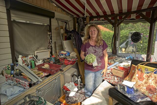 Vor ihrem Haus sammelt sich das Hab und Gut von Andrea Rotenbusch. Foto: Holger Grosz