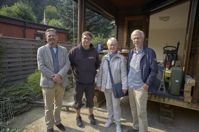 Bei der Spendenübergabe (v.l.): Ludwig Nelles, evangelischer Pfarrer in Niederweningern, Hilfsorganisator Holger Westphal sowie Ingrid und Frank Adelt. Alle Fotos: Holger Grosz 