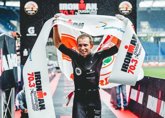 Timo Schaffeld siegt in einer Zeit von 3:50:42 beim IRONMAN 70.3 Duisburg.
