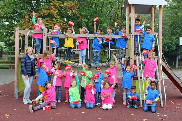 Foto © Jürgen Thoms -  Nordschule Holzwickede: GWA-Abfallberaterin Regine Hees und  Klassenlehrerin Simone Reeke mit den die  Schulanfängern 2021 