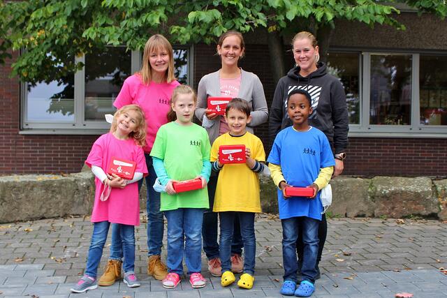 Foto © Jürgen Thoms -  Bei den Schulanfängern 2021 in der Nordschule Holzwickede: Klassenlehrerin Simone Reeke,  Schulbegleiterin  Jacqueline Heuer und  Schulbegleiterin  Madeline Koch 