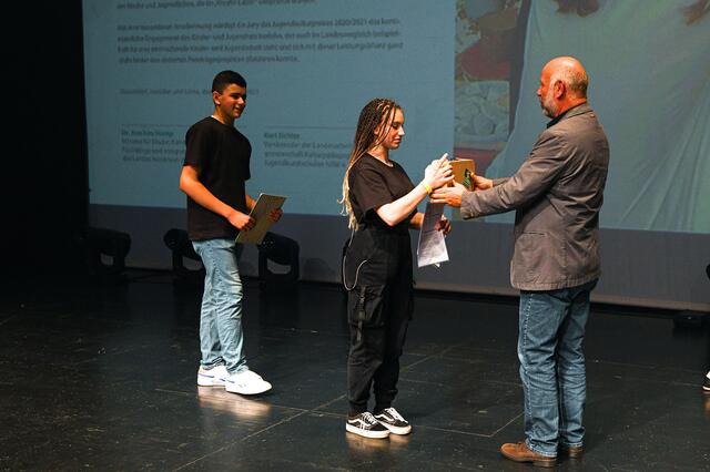 Ayman Ryari und Amy Lee Grieger vom Kinder- und Jugendrat nahmen den Anerkennungspreis für das Kinderstadtprojekt „Iser-Kid-City“ des Kinder- und Jugendrates von Kurt Eichler entgegen. Foto: Jörg Meier