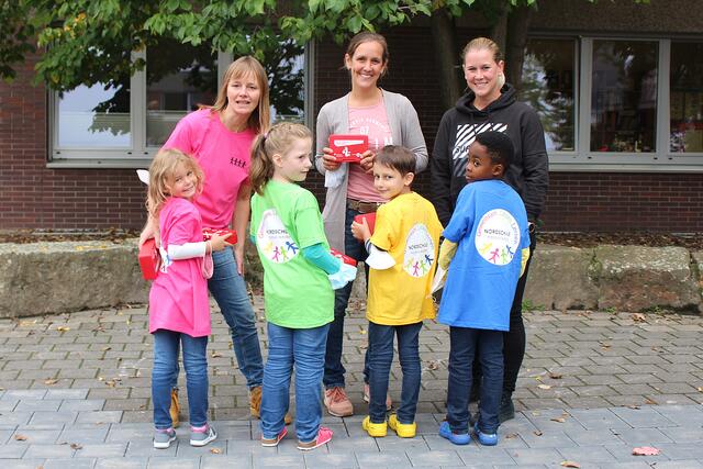 Foto © Jürgen Thoms -  Bei den Schulanfängern 2021 in der Nordschule Holzwickede: Klassenlehrerin Simone Reeke,  Schulbegleiterin  Jacqueline Heuer und  Schulbegleiterin  Madeline Koch 