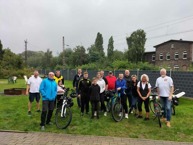 Der Regen verkürzte die Tour ab Husen; die Laune der Teilnehmer war trotzdem gut.