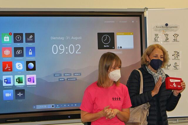 Foto © Jürgen Thoms -  Bei den Schulanfängern 2021 in der Nordschule Holzwickede: Klassenlehrerin Simone Reeke und  GWA-Abfallberaterin Regine Hees

    