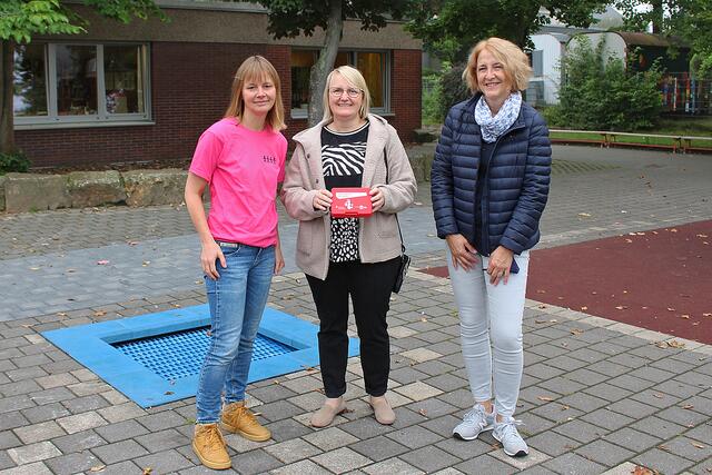 Foto © Jürgen Thoms -  Bei den Schulanfängern 2021 in der Nordschule Holzwickede: Klassenlehrerin Simone Reeke,  Schulleiterin Claudia Paulo und  GWA-Abfallberaterin Regine Hees  