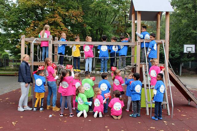 Foto © Jürgen Thoms -  Nordschule Holzwickede: GWA-Abfallberaterin Regine Hees,   Klassenlehrerin Simone Reeke und die  Schulanfänger 2021  mit den vom Förderverein der  Schule  gesponserten  T-Shirts, in Farben des Schullogos