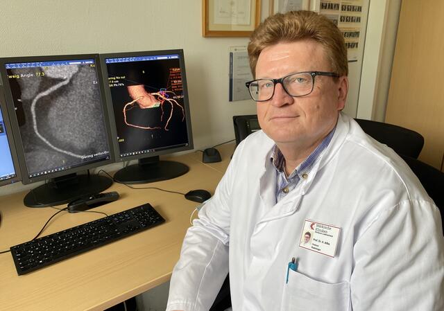Für Prof. Dr. Heiko Alfke, Klinikdirektor der Radiologie am Klinikum Lüdenscheid, und seinem Team stellt Künstliche Intelligenz in der Praxis eine große Hilfe dar. Foto: Norbert Jacobs/Märkische Kliniken GmbH