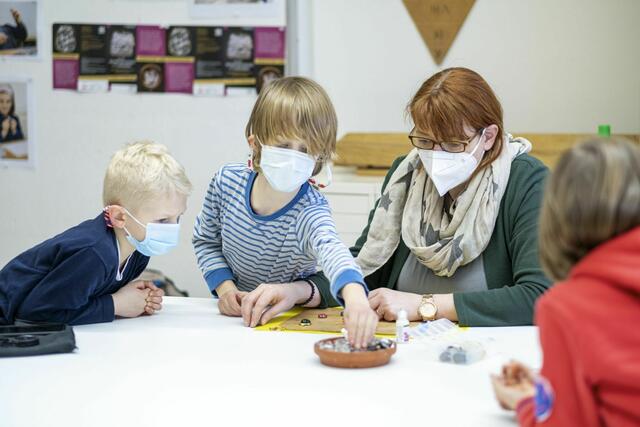 Im September bietet das LWL-Römermuseum zahlreiche Führungen für Familien mit anschließender Bastelaktion an. Foto: LWL/S. Kuhn