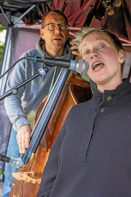 Pia Maria (Gesang) und Winnie Slütters (Bass). | Foto: Fotos: Georg Lukas