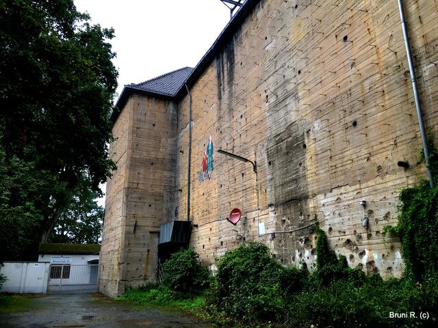 Die seitliche Wand des Betonbunkers an der Münsterstraße 500 in Düsseldorf