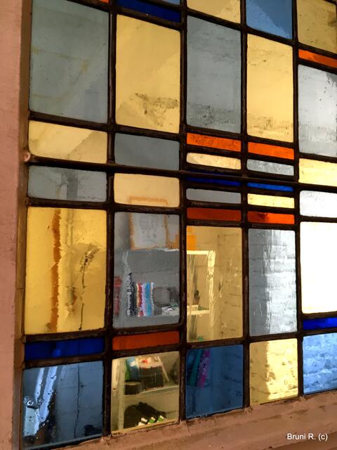 Blick vom Balkon in die "Bewirtungsecke"!
Das Fenster ist auch schon wieder Kunst!