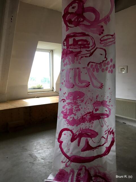 Wie eine lange Stoffbahn die in der Mitte geteilt an der Decke hängt, so erschien mir dieses Kunstwerk...