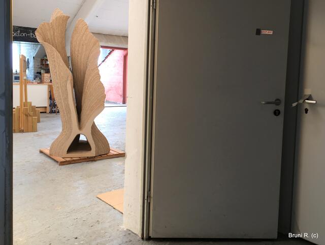 Gegenüber der drapierten Stoffe schaute ich in einem großen und hellen Raum mit Kunstwerken