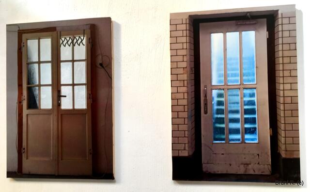 TÜREN waren in dieser Kunstausstellung auch
immer wieder zu sehen! Sie haben eine besondere Bedeutung! Sie können sich für uns öffnen und den
Blick auf Schönes freigeben und uns Willkommen heißen; sie können aber auch vor uns verschlossen sein...