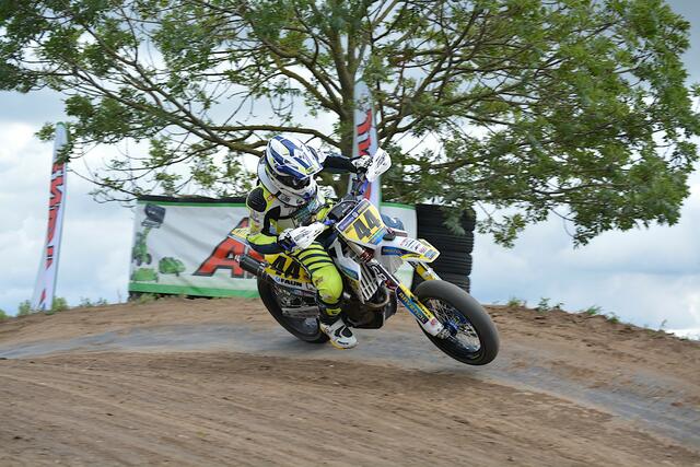 Jan Deitenbach ganz oben bei der Supermoto IDM. Foto: Dierich